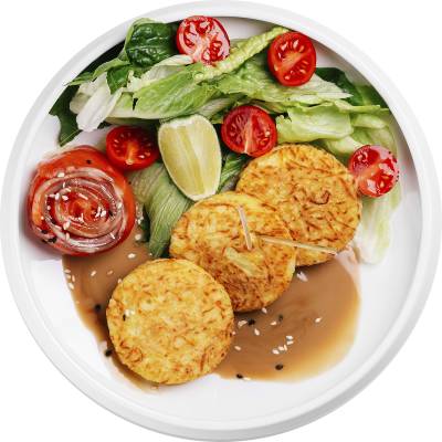 Салат из лосося с картофельными драниками