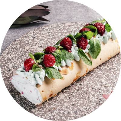 Меренговый рулет с фисташкой и малиной
