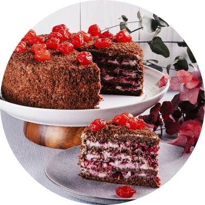 Шоколадный медовик с вишней